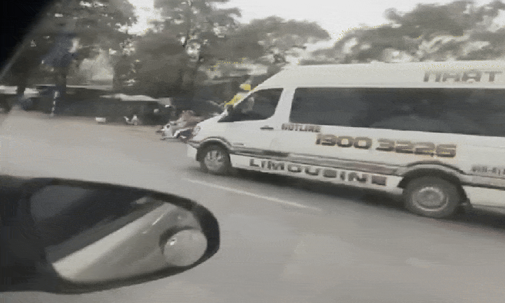 Vụ shipper ngồi lên nắp capo xe Limousine lao trên đường ở Hà Nội: Công an tiết lộ nguồn cơn