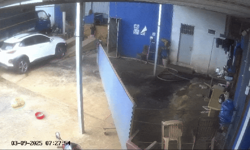 Clip khách đạp nhầm chân ga khi lái xe lên bệ rửa, tông chủ tiệm rửa ô tô tử vong: Tài xế là nữ, 68 tuổi
