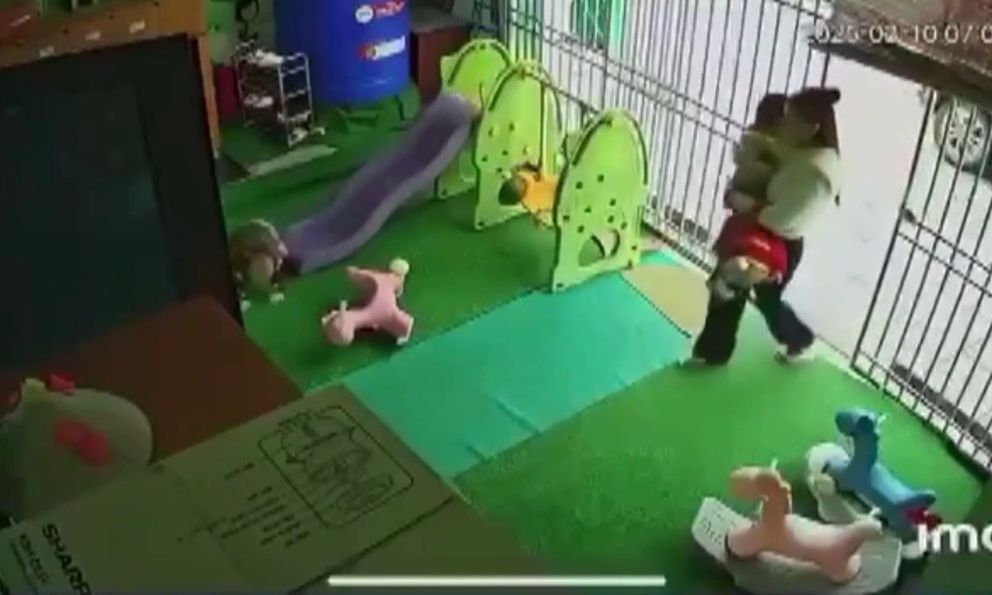 Vụ bé 15 tháng tuổi bị ô tô phụ huynh tông tử vong: Camera trong lớp ghi lại gì?