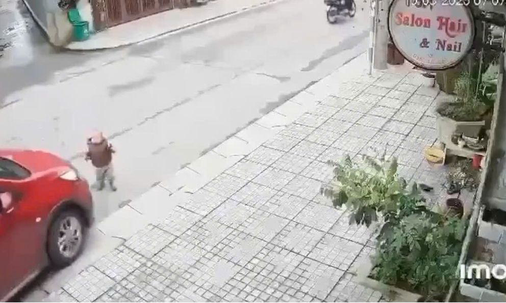 Hà Tĩnh: Bé trai 15 tháng tuổi bị ô tô của phụ huynh tông tử vong trước cửa cơ sở trông trẻ