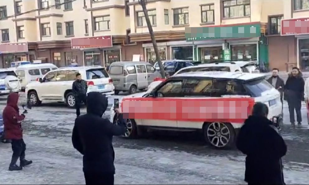 Treo dòng chữ bên hông xe, chủ nhân bất ngờ được nhà sản xuất đề nghị: Chi 3,5 tỷ để mua lại