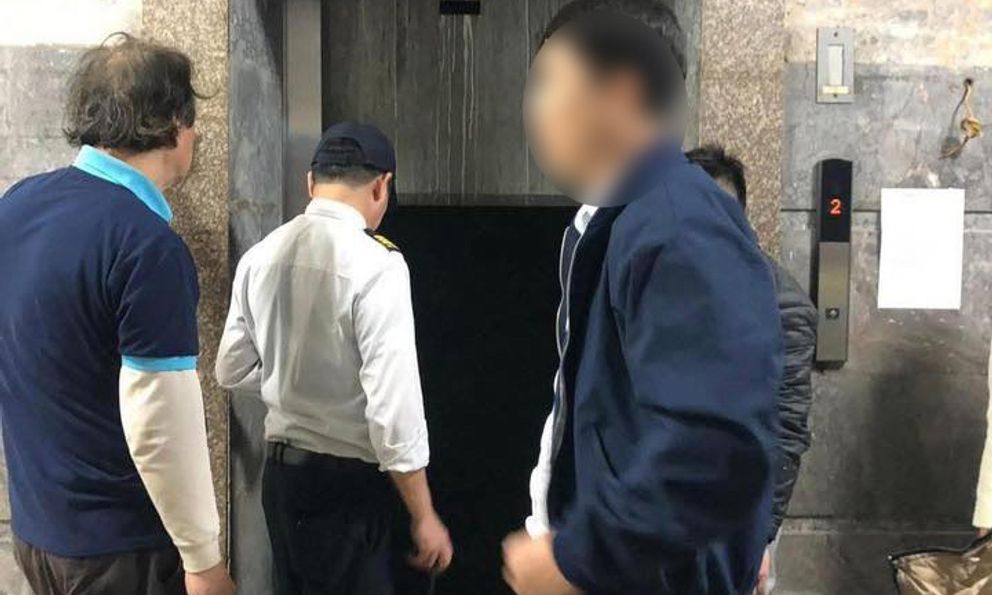 Xôn xao vụ rơi thang máy chung cư khiến phụ nữ, trẻ em mắc kẹt ở Hà Nội: Chính quyền thông tin bất ngờ