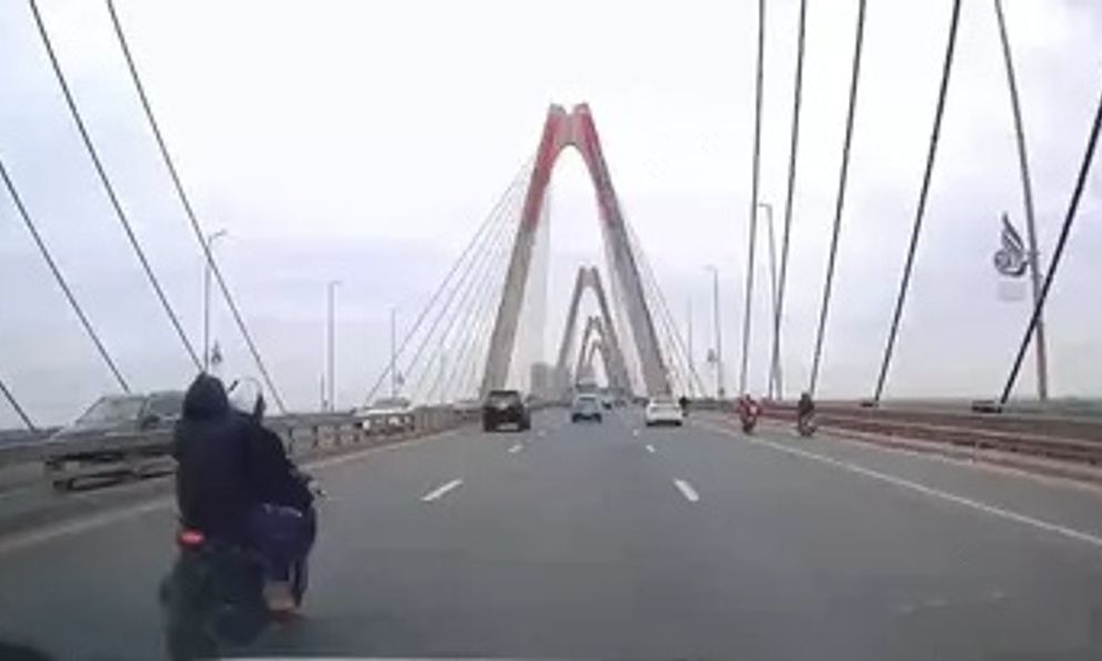 Danh tính 3 thanh niên lạng lách, tạt đầu ô tô, đánh võng trên cầu Nhật Tân