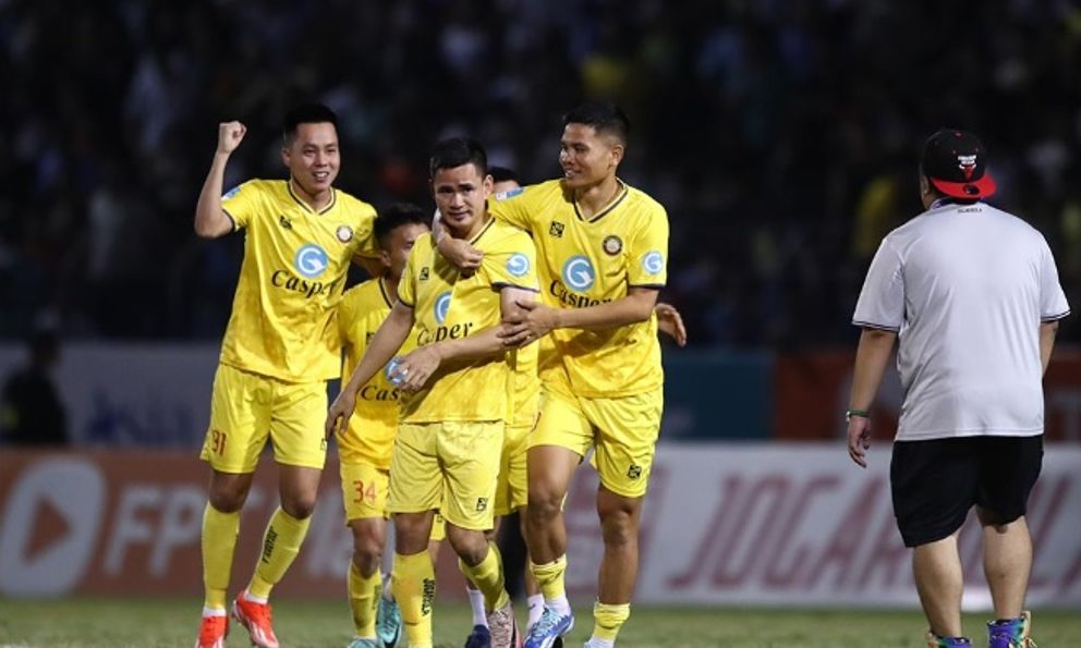 Bị kiện, đội bóng Việt Nam bất ngờ nhận án cấm từ FIFA trong vòng 3 mùa