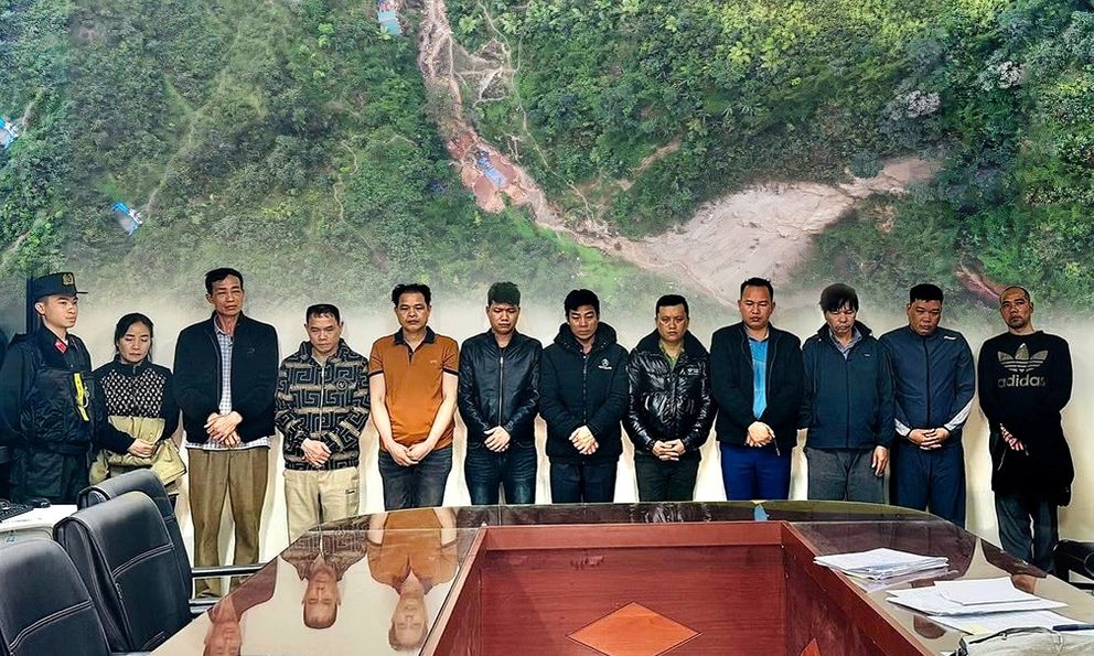 Gần 100 cảnh sát đồng loạt khám xét 7 địa điểm, bắt 47 người và thu giữ nhiều vàng