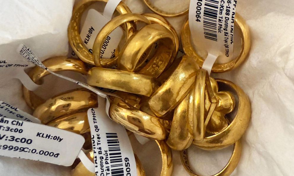 Dọn nhà tìm thấy 20 chiếc nhẫn vàng trong thùng rác, cô gái gọi điện hỏi thì mẹ nói câu ngỡ ngàng