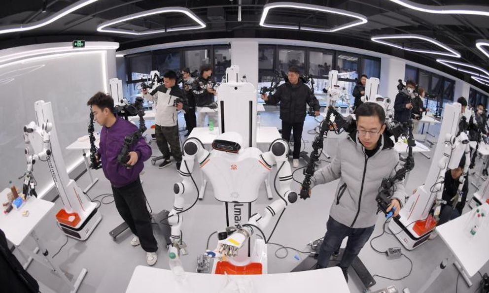 Sự thật ở căn cứ “đắp da, đắp thịt” cho robot hình người Trung Quốc: Một thứ phải làm đến 600 lần/ngày