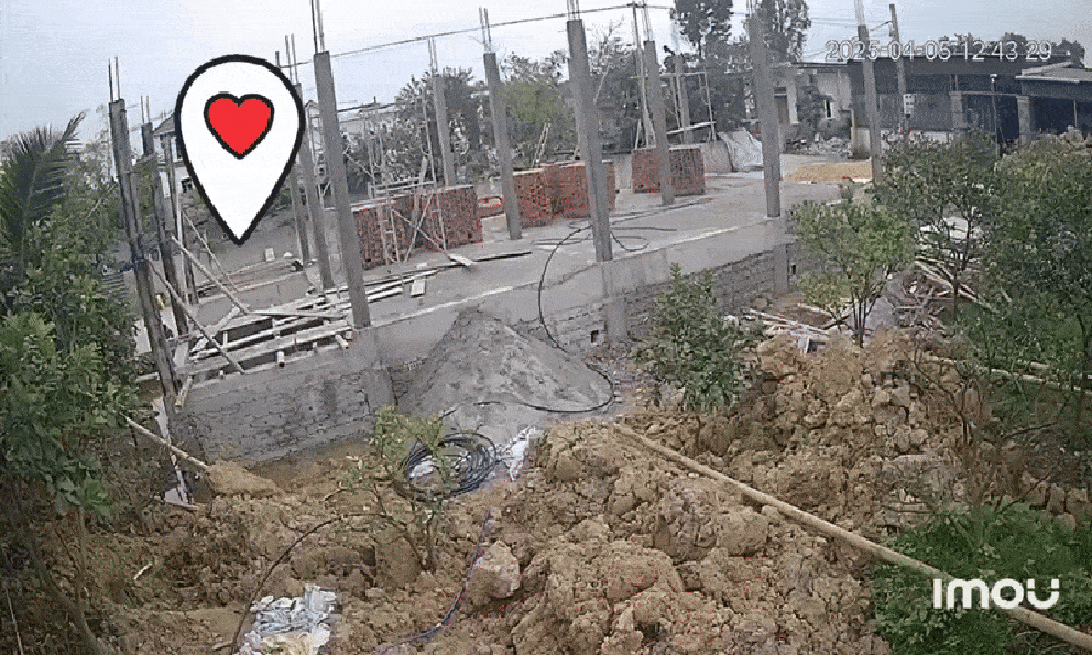 Góc camera khác vụ bé 3 tuổi chạy về gọi bố mẹ cứu bạn rơi xuống hố sâu: Dân tình lại thêm trầm trồ