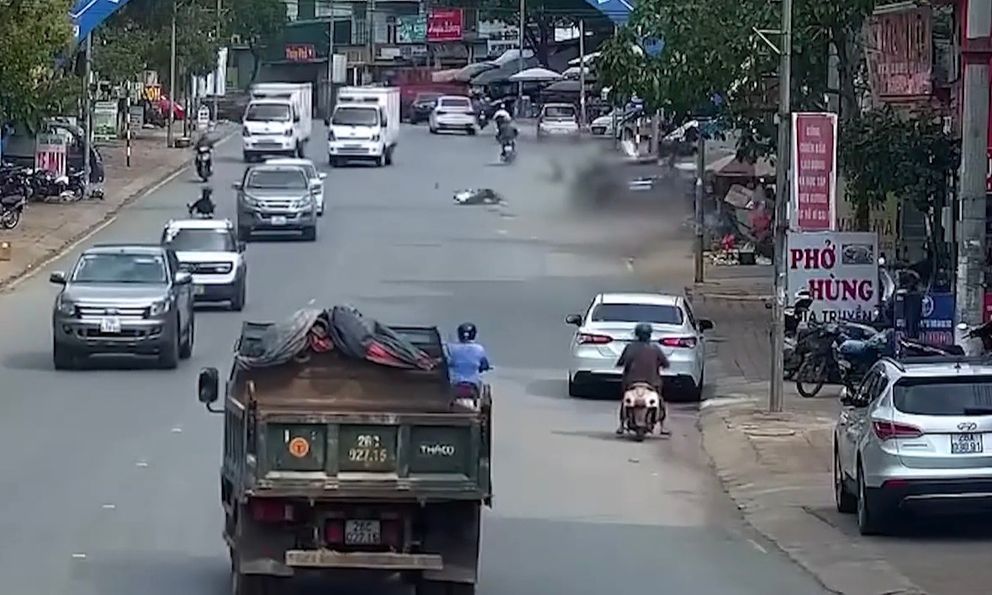 Clip Lexus lao lên vỉa hè, tông bay một người đàn ông: Hé lộ hình ảnh người bước ra từ trong xe
