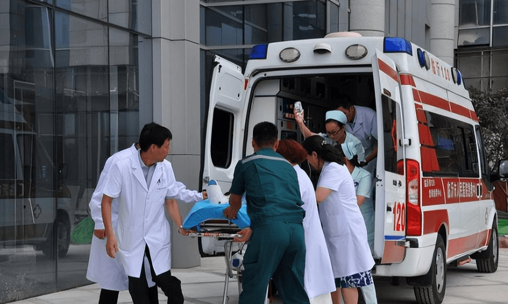 Thấy con gái bước đi loạng choạng, bố mẹ đưa đi khám, sững sờ khi nhìn vào ảnh chụp CT