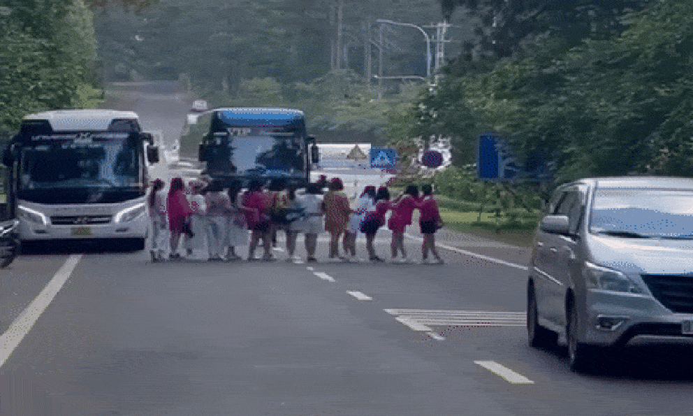 Nhóm 14 phụ nữ dàn hàng tạo dáng giữa đường: Người chụp ảnh lên tiếng bất ngờ