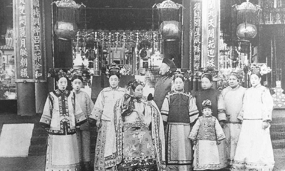 Ảnh hiếm cuối thời Thanh: Từ Hi thái hậu nhiệt tình trong việc này, Lý Liên Anh dùng sào tre chống thuyền