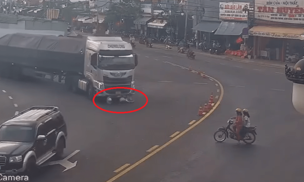 Người đàn ông bị xe đầu kéo cuốn vào gầm, kéo lê 5km, cảnh tượng sau 10 giây khiến tất cả ngỡ ngàng
