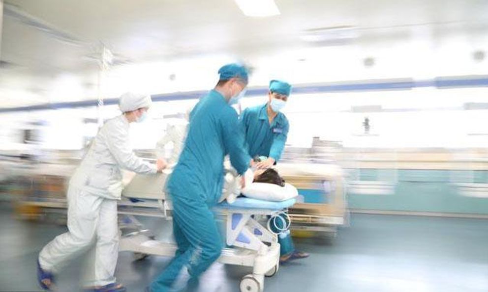 Bạn trai hôn ở 1 vị trí khiến cô gái bất ngờ phải vào viện cấp cứu: Bác sĩ nói phải bỏ ngay