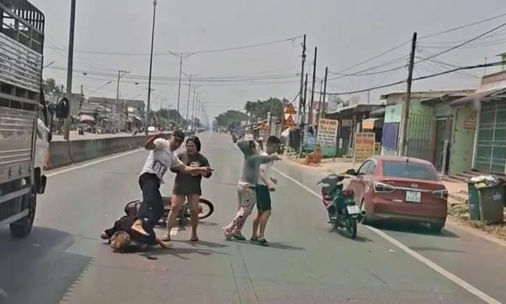 Người đàn ông bị đánh gục trên đường, hé lộ nguyên nhân, 1 đối tượng đã bỏ trốn