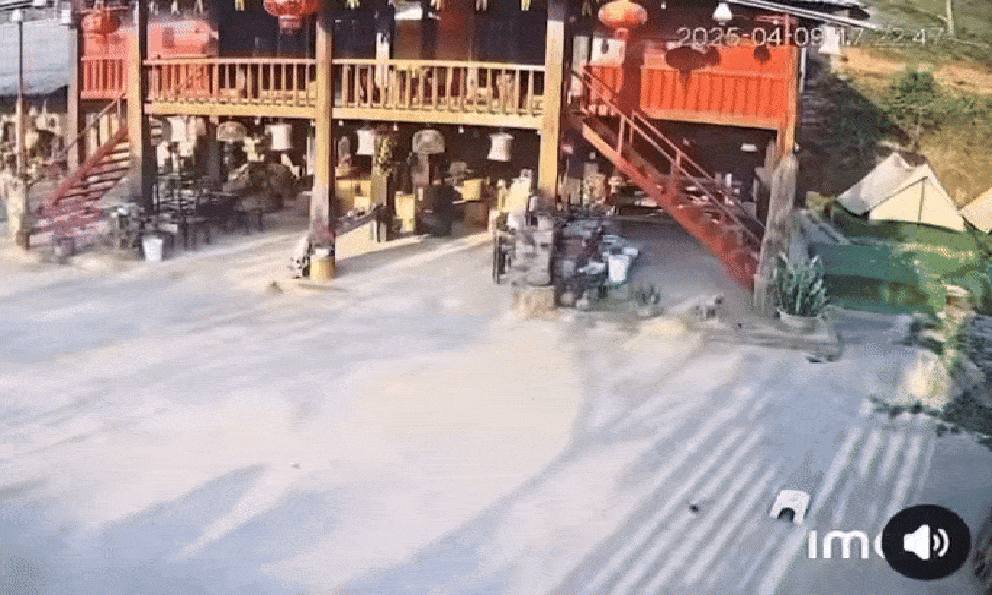 Clip cả người lẫn xe máy bay lên cầu thang rồi rơi xuống đất sau cú lao “xé gió” vào nhà sàn