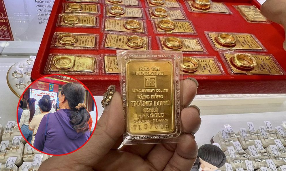 Xếp hàng mua vàng giá 104 triệu đồng, người phụ nữ tiếc “đứt ruột” vì lúc vàng thấp chồng cản không mua