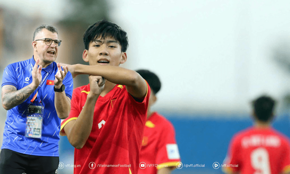 Tuyển Việt Nam trượt vé World Cup, HLV Brazil vẫn khen ngợi đầy tự hào