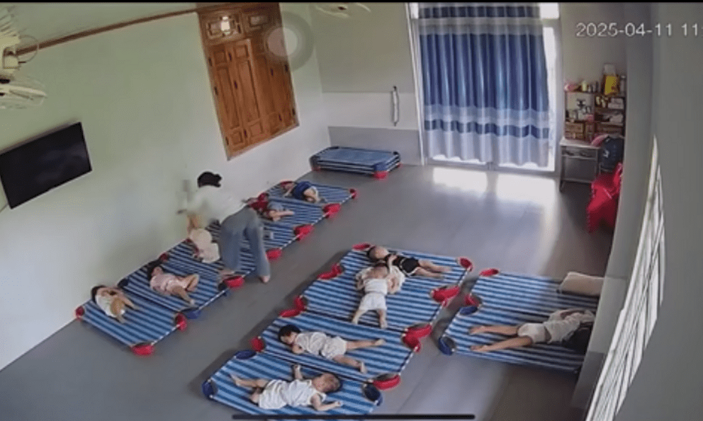 Phẫn nộ clip người phụ nữ xốc ngược, đánh trẻ nhỏ tại một điểm trông giữ trẻ