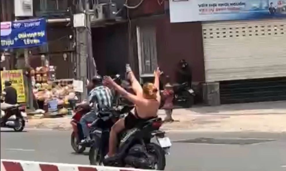 Clip: Người phụ nữ lưng trần, chạy xe máy như diễn xiếc giữa phố Sài Gòn