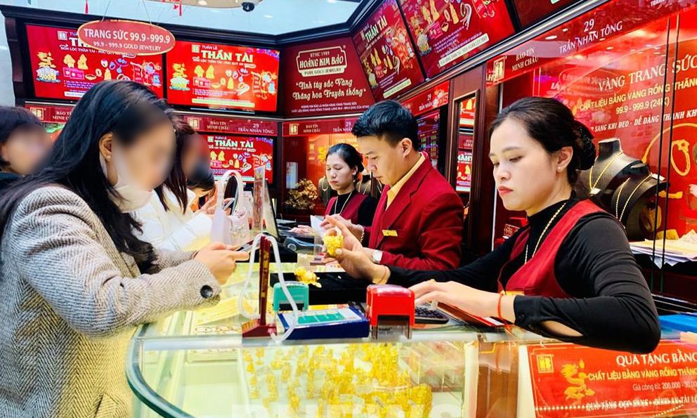 Vàng lên 107 triệu đồng, khách mua ngày vía Thần Tài giờ lãi cỡ nào?