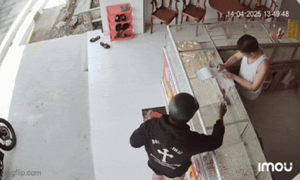 Xịt hơi cay vào mặt chủ tiệm để cướp vàng, thanh niên bị bắt sau 40 phút, lời khai gây bức xúc