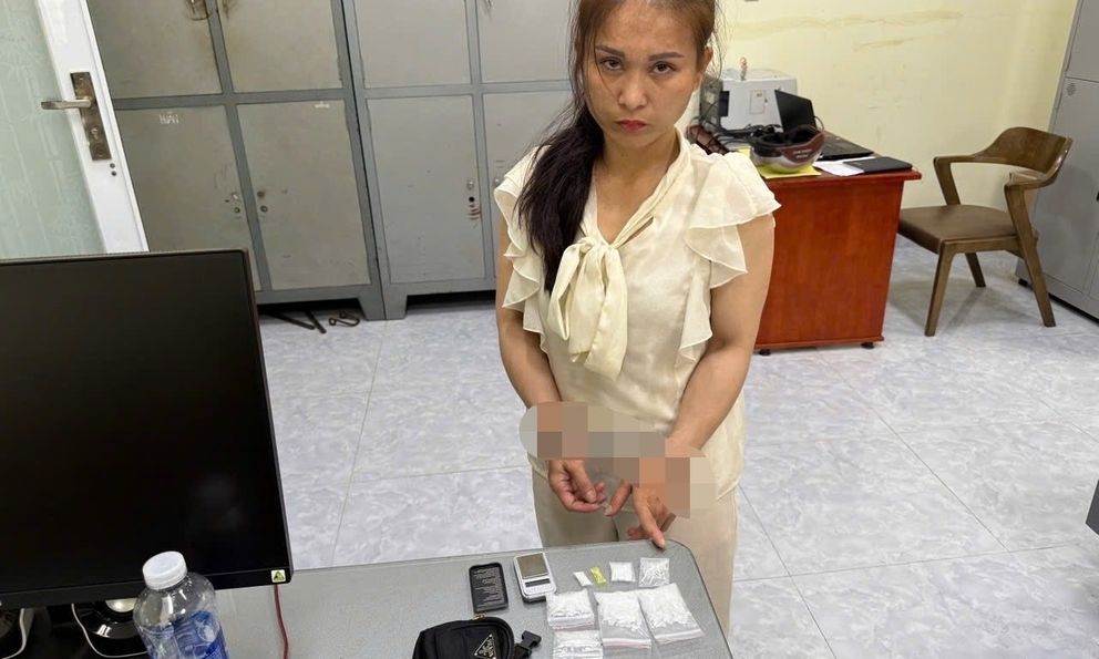 Bắt quả tang người phụ nữ 40 tuổi mang hàng cấm đi ngoài đường