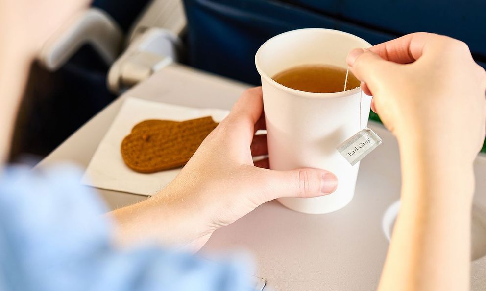 Cựu tiếp viên hàng không tiết lộ 3 món không bao giờ nên gọi trên máy bay