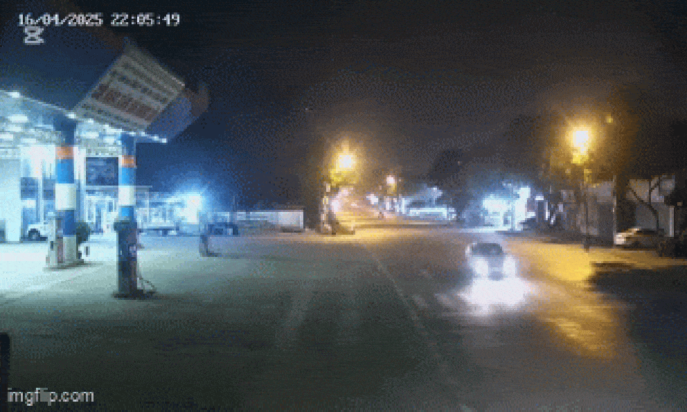 Xe máy đối đầu ô tô, 3 thanh niên bị hất văng lên cao, văng xa vài mét