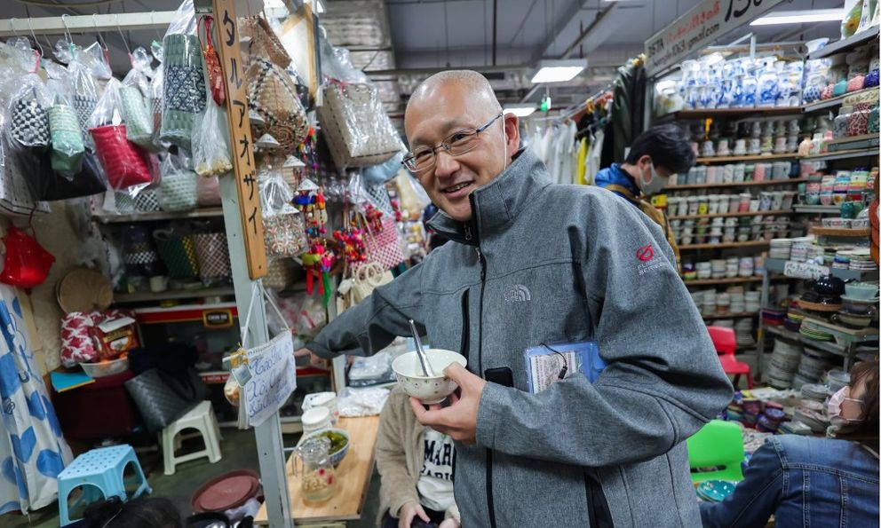 Khách Tây thích mê khu chợ bí ẩn dưới lòng đất ở Hà Nội: Cầm 100.000 đồng có thể ăn tới 3 món khác nhau