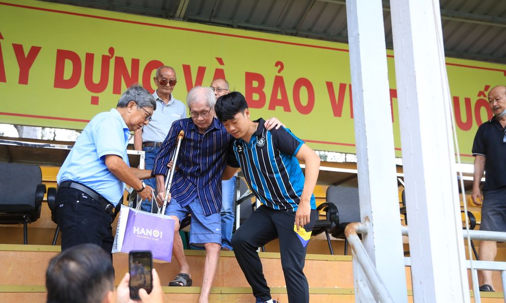 Thế hệ từng gây chấn động châu Á của Việt Nam & hành động ý nghĩa của CLB bầu Hiển