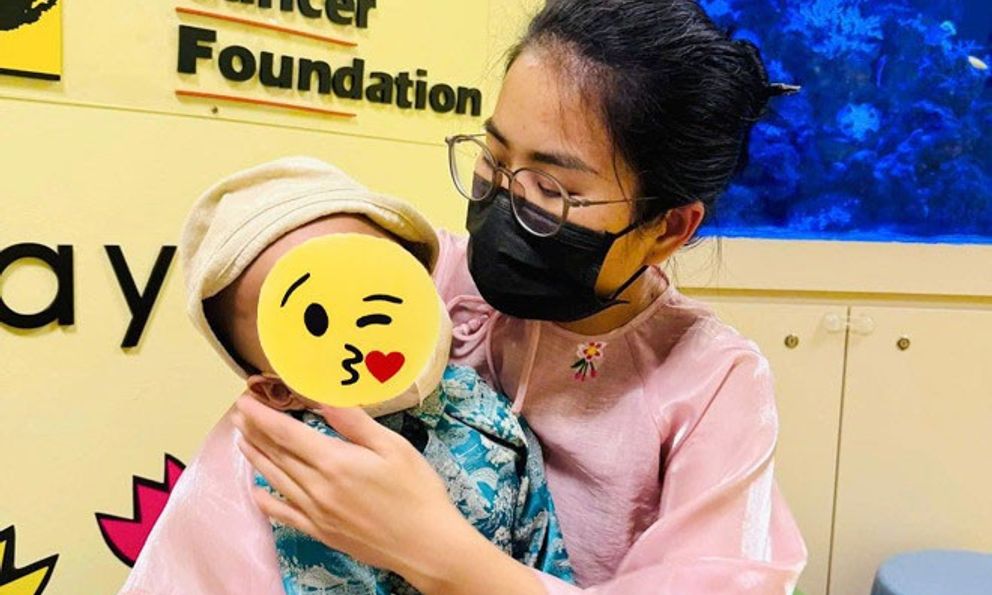 Nhìn lại hành trình kiên cường chống chọi với bệnh ung thư máu của bé Bắp