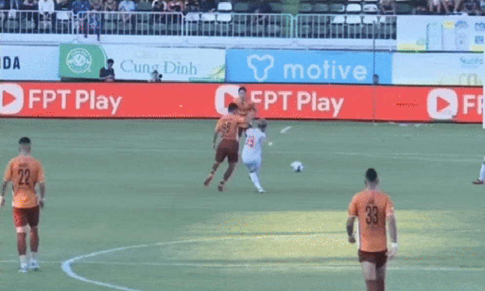 HAGL dọa kiện trọng tài V.League, phản ứng ồn ào trên mạng xã hội, cãi nhau tay đôi với CĐV