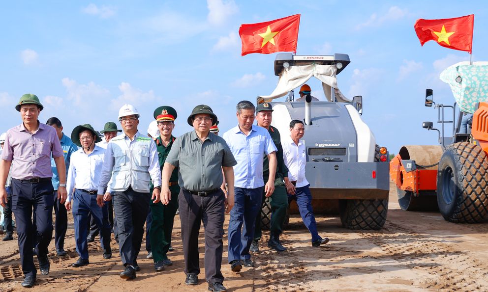 Thủ tướng lần thứ 8 thị sát cao tốc 27.500 tỷ, 3.000 người cùng 971 máy móc nhận lệnh thi công 