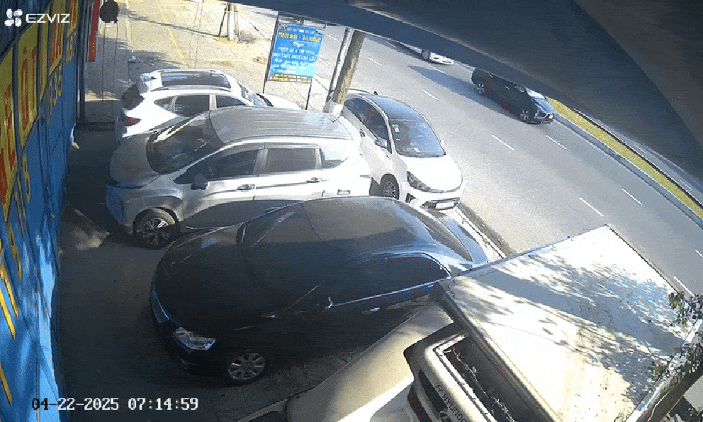 Vụ 2 người tử vong bên ô tô bị cháy: Hé lộ camera ghi cảnh chiếc xe dừng giữa đường, bốc cháy