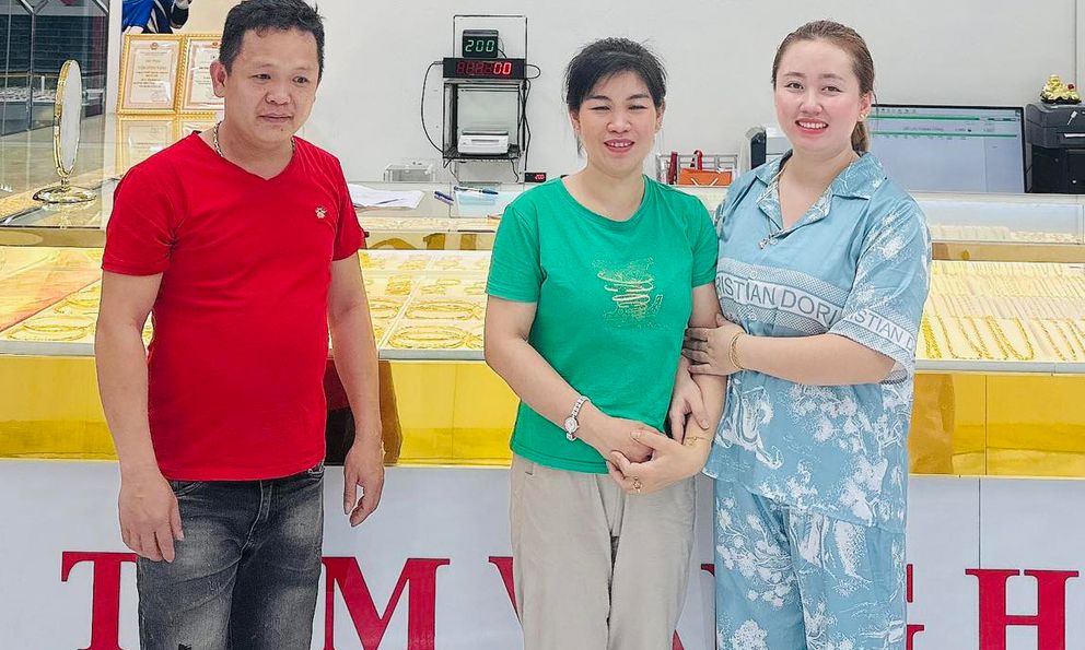 Mang 40 chỉ vàng đi bán, đôi vợ chồng ở Thái Nguyên làm một việc khiến chủ tiệm “cúi đầu cảm tạ”