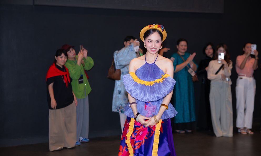 Đinh Ngọc Diệp và chồng cầm chặt tay nhau trên đường ra Hà Nội, khen khán giả Thủ đô tinh tế