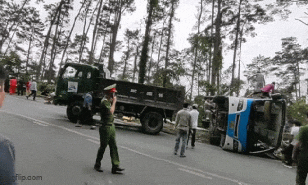 Hiện trường vụ lật xe khách ở Tam Đảo: 3 người tử vong, nhiều người hoảng loạn