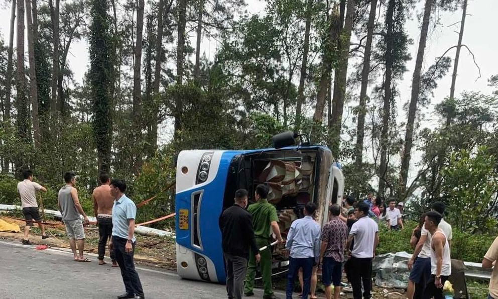 Nóng: Lật xe khách ở Tam Đảo