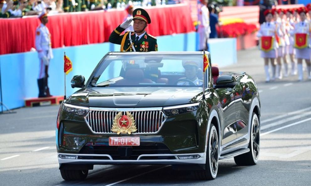 Những chiếc xe mui trần của VinFast xuất hiện tại lễ diễu binh, diễu hành “50 năm có một” có gì đặc biệt?