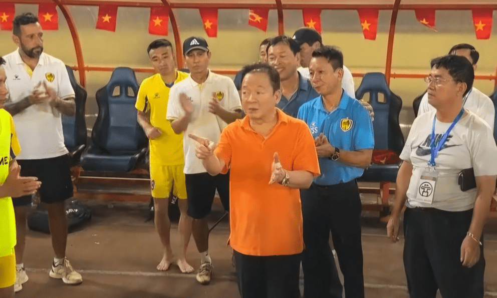 Bầu Hiển xuống gặp tận nơi, thưởng nóng cho đội thua CLB Hà Nội 500 triệu đồng