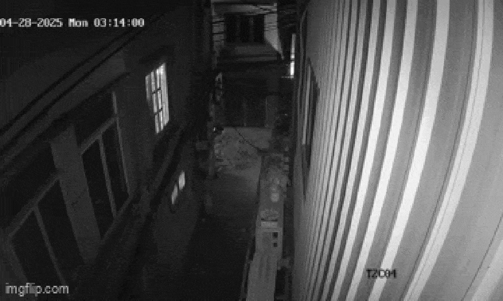 Đoạn clip ghi lại thời điểm lửa bùng phát khiến 3 người tử vong trong vụ cháy nhà ở Hà Nội