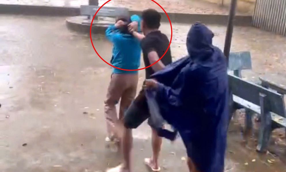 Xác minh vụ phụ huynh xông vào trường túm tóc, hành hung cô giáo, bắt đứng dưới mưa ở Nghệ An