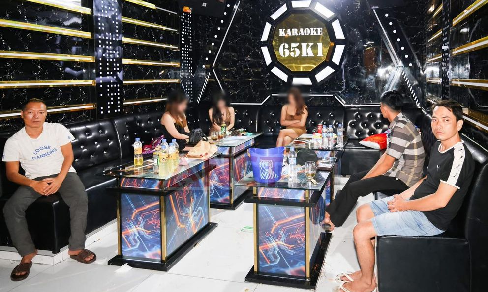 Khám xét khẩn cấp quán karaoke 65K1