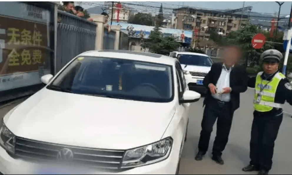 Cảnh sát yêu cầu, cụ ông 72 tuổi xuất trình bằng lái viết tay, nào ngờ sau khi xem anh nói: Mời ông đi!