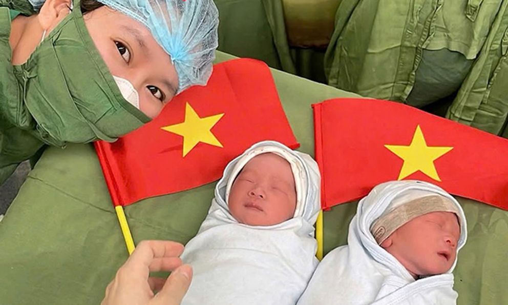 Cặp sinh đôi ở Nghệ An chào đời đúng ngày 30/4, bố mẹ đặt cho cái tên 