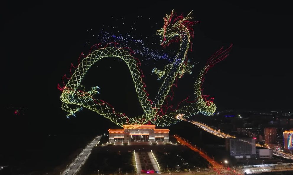 Hé lộ bí mật đằng sau màn trình diễn hàng nghìn drone trên trời: Dùng 200 chiếc đã tốn hơn 2,5 tỷ
