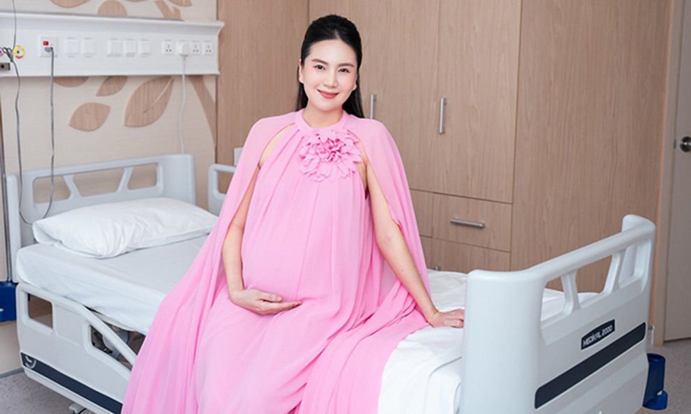 MC Mai Ngọc đi sinh con về khen bệnh viện hết lời, nhìn bảng giá dịch vụ mà 