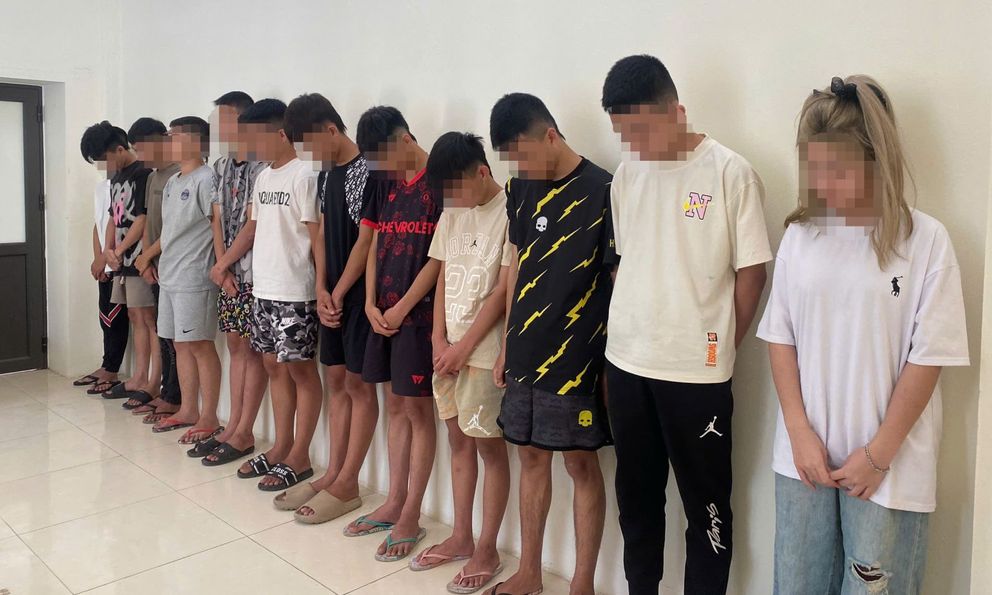 Bạn gái bị trêu ghẹo, nhóm thanh thiếu niên đánh hội đồng khiến 2 người gục giữa đường