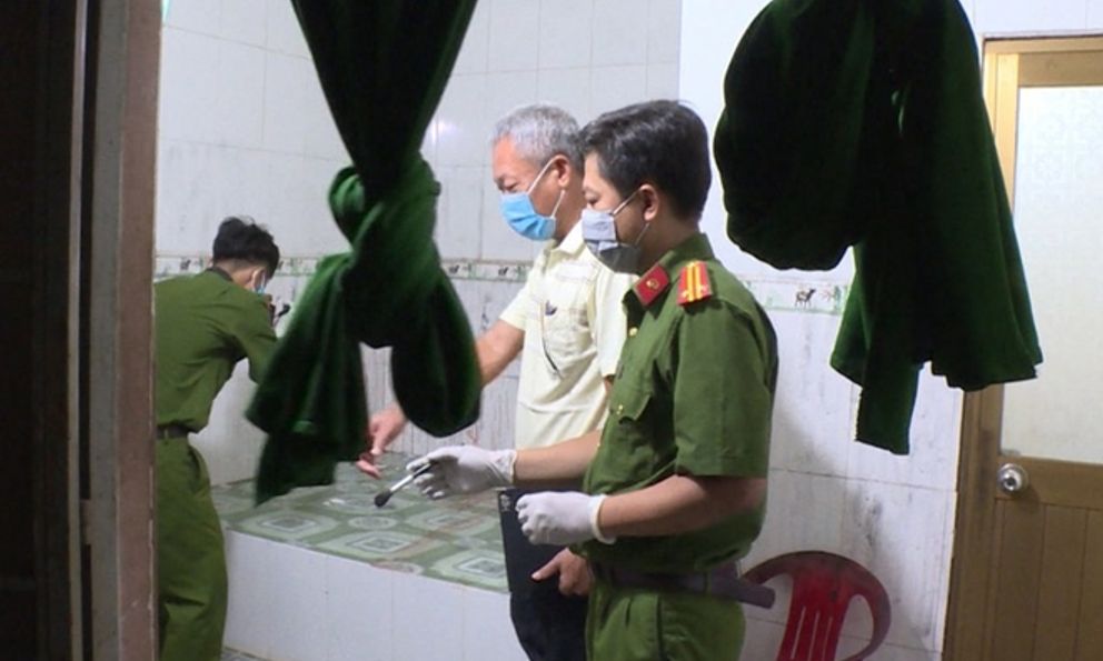 Vào nhà nghỉ với bạn trai, người phụ nữ chạy ra ngoài kêu cứu với nhiều vết thương